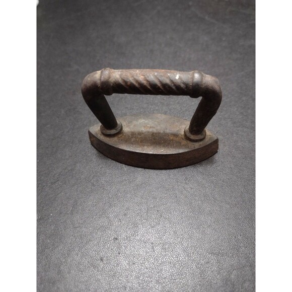 Antique child cast iron sad iron - Picture 7 of 7